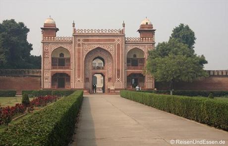 Eingang zum Mausoleum Itimad-ud-Daulah in Agra