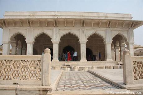 Gebäude mit weissem Marmor im Roten Fort in Agra