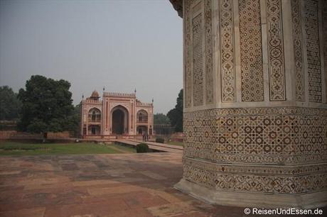 Blick auf Dharamshala vom Mausoleum Itimad-ud-Daulah in Agra