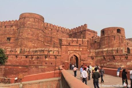 Brücke und Eingang zum Roten Fort in Agra