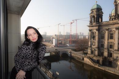 Blick auf den Berliner Dom – Fashionstyling Businesslook