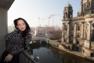Blick auf den Berliner Dom – Fashionstyling Businesslook