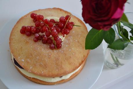 Tea Time Again - Sponge Cake mit Schwarzer Johannisbeerkonfitüre Tea Time Again - Sponge Cake mit Schwarzer Johannisbeerkonfitüre