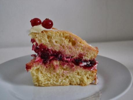 Tea Time Again - Sponge Cake mit Schwarzer Johannisbeerkonfitüre Tea Time Again - Sponge Cake mit Schwarzer Johannisbeerkonfitüre