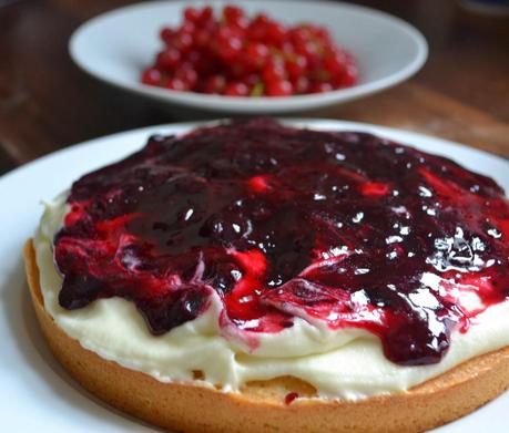 Tea Time Again - Sponge Cake mit Schwarzer Johannisbeerkonfitüre Tea Time Again - Sponge Cake mit Schwarzer Johannisbeerkonfitüre