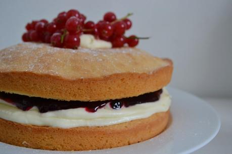 Tea Time Again - Sponge Cake mit Schwarzer Johannisbeerkonfitüre Tea Time Again - Sponge Cake mit Schwarzer Johannisbeerkonfitüre