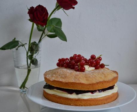 Tea Time Again - Sponge Cake mit Schwarzer Johannisbeerkonfitüre Tea Time Again - Sponge Cake mit Schwarzer Johannisbeerkonfitüre