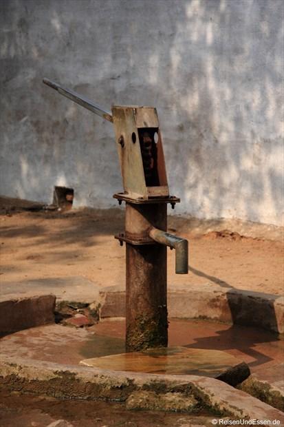 Wasserpumpe bei den Lehmhäusern in Khajuraho