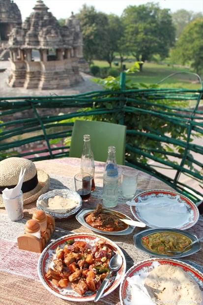 Unser Mittagessen im Baumhaus in Khajuraho
