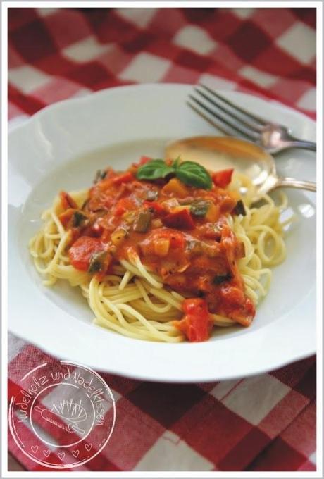 Spaghetti mit Gemüse und Schinken