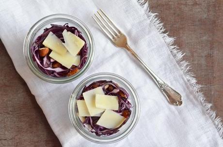 Rotkohlsalate mit Datteln, Nüssen und Peccoriono - echtes Soulfood