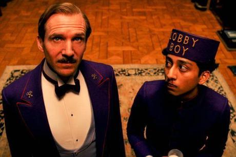 Ralph Fiennes und Tony Revolori als Gustave M. und Zero Moustafa in Wes Andersons 