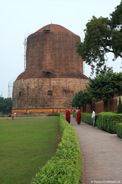 Ausgrabungen in Sarnath (Dhamekh Stupa) mit Mönchen