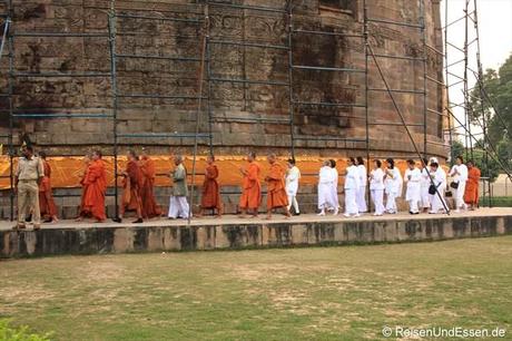 Mönche umrunden in Sarnath die Dhamekh Stupa