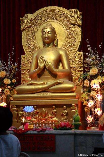 Goldener Buddha im Tempel in Sarnath