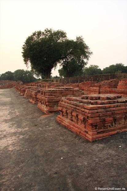 Ausgrabungen in Sarnath mit der Chaussee Richtung Haupttempel