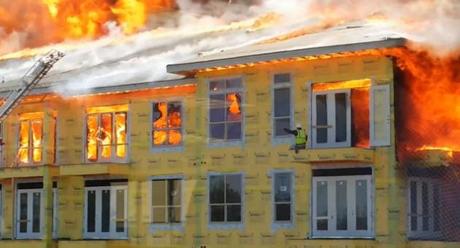 Hausbrand: Spektakuläre Rettungsaktion eines Bauarbeiter
