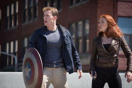 Chris Evans als Steve Rogers (links) und Scarlett Johansson als Black Widow (rechts) in 