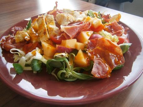 Salat mit Hühnerfilet, Serrano Schinken und Zuckermelone