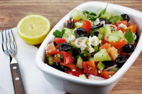 [Low Carb] Griechischer Salat mit Tomaten, Gurken, Oliven und Feta