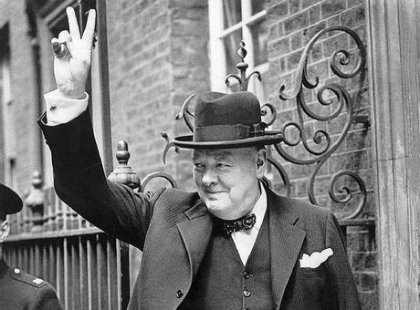 Kuriose Feiertage - 9.April - Winston-Churchill-Tag - Churchill_V_sign_HU_55521 - By British Government Public domain via Wikimedia Commons