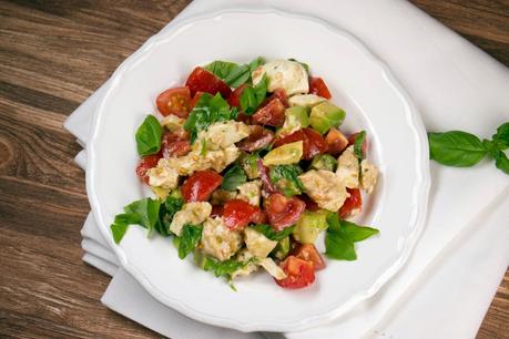 [Low Carb] Tomaten-Avocado-Salat mit Mozzarella und Basilikum