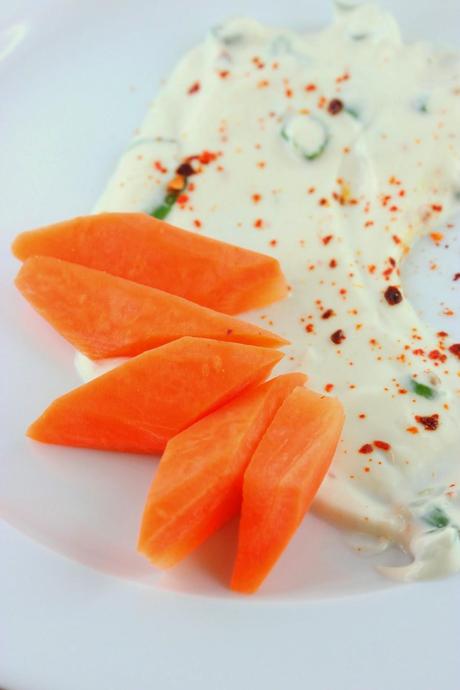 Orientalischer Zungentänzer: Sesam-Joghurt Dip für Rokost