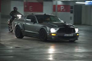 Ethan Hawke in seinem Shelby Mustang
