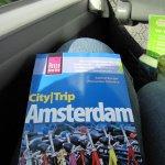 Amsterdam-Hinfahrt-mit-Lektüre