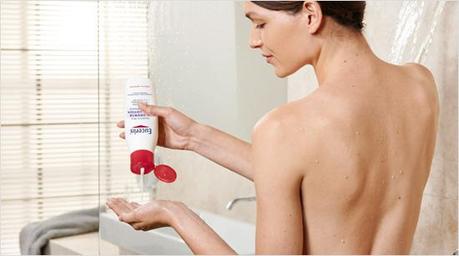 Eucerin In-Dusch Body Lotion ist die erste Körperpflege aus der Apotheke, die bereits in der Dusche aufgetragen wird und …