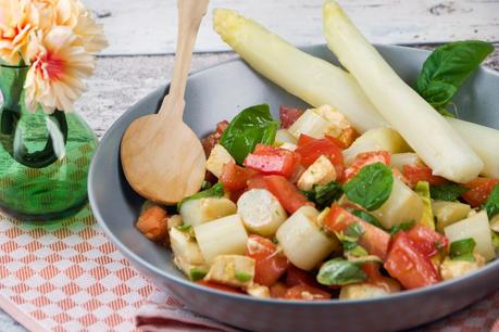 Rezept: Italienischer Spargelsalat mit Tomaten, Mozzarella und Avocado