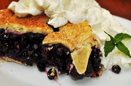 Kuriose Feiertage - 28. April - Tag des Blaubeerkuchen - der amerikanische Blueberry Pie Day -  Mmm...Pie_with_Whipped_Cream!_5191357956 via Wiki Commons