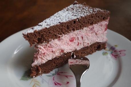 Backt schnell eine Erdbeertorte: Bald ist Erdbeer-Saison! Erdbeertorte: eine zusatzstofffreie Ankündigung des kommenden Sommers