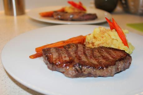 Steak mit Karottenstreifen und Kartoffelpüree