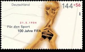 Pokal der Fußball-Weltmeisterschaft auf einer Briefmarke