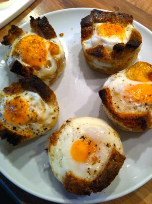 Zweierlei Ofen-Ei: Spiegeleier im Nest und Ofen-Rührei IMG_2136