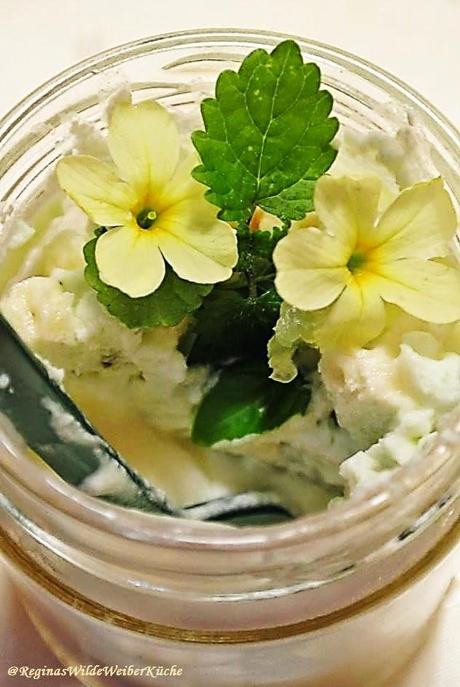Dreierlei Pudding mit Blüten, Früchten und Kräutern - ein himmlisch leichter und feiner Dessertgruß aus der Frühlingsküche