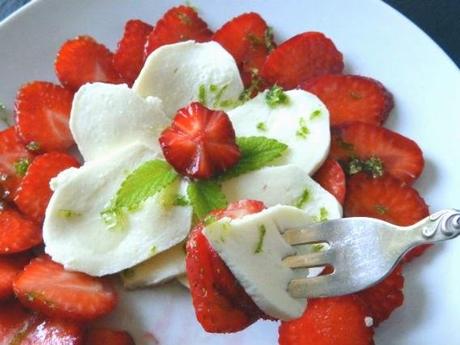 Erdbeeren mit Mozzarella und Waldmeistersirup