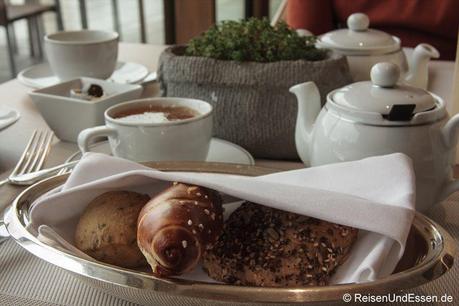 Brötchen und Tee beim zum Frühstück im 3‘60° Restaurant