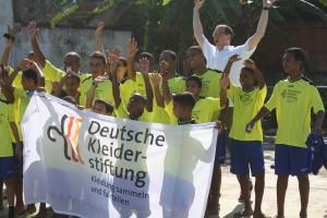 Ulrich Müller von der Deutschen Kleiderstiftung hat  Trikots in Rio de Janerio übergeben