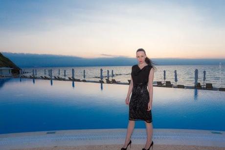 Fashionlook im Sonnenuntergang von Griechenland