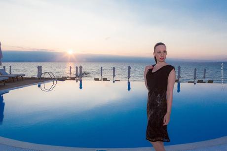 Fashionlook - Ana Alcazar Kleid in Griechenland - SaniResort Chalkidiki - Sonnenuntergang am Infinity Pool mit Louboutin Pumps