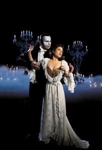 Gut verhüllt: Als gruseliger Maskenmann kann das Phantom der Oper alle erschrecken. Foto: Stage Entertainment
