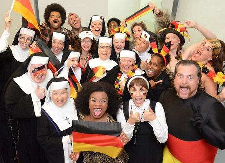 Was sagt Papst Franziskus dazu? SISTER ACT Nonnen wollen die deutsche Mannschaft siegen sehen! Foto: Stage Entertainment