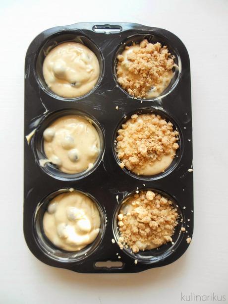 kleines Wochenendsüß: heidelbeerige Buttermilch-Muffins mit knsuprigen Streuseln