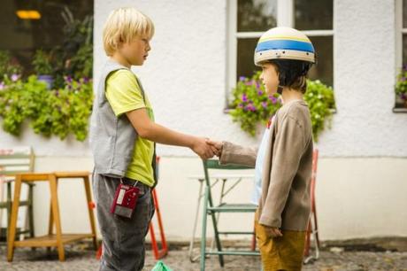 Rico (Anton Petzold, links) lernt Oskar (Juri Winkler, rechts) kennen