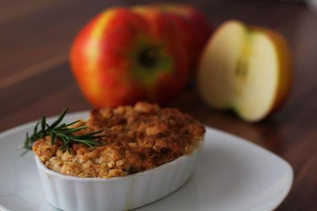 Ruck-Zuck fertig: Apple-Crumble mit Rosmarin-Streuseln und Mandeln Apple Crumble