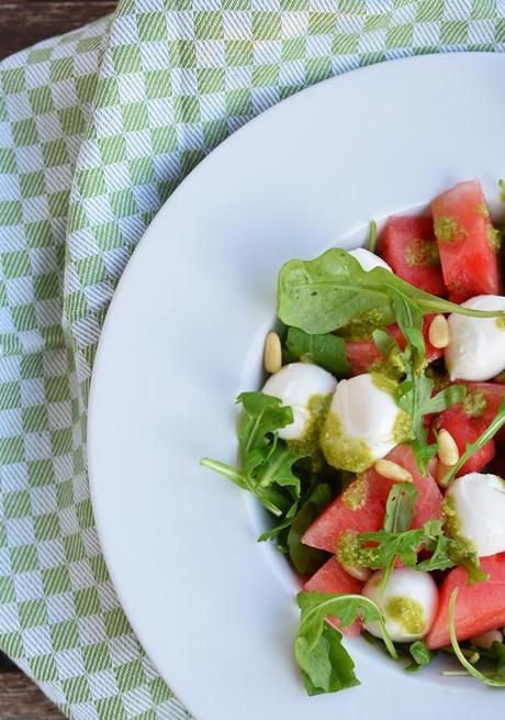 Melonensalat mit Mozarella, Rucola, Pinienkernen und selbstgemachtem Pesto