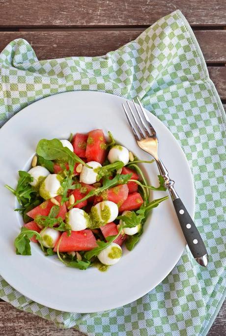 Melonen-Mozarella-Salat mit Rucola, Pinienkernen und selbstgemachtem Basilikumpesto