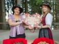 Carola & Kerstin haben für jeden Besucher eine Pirker Lebkuchen Kostprobe - Festival der Chöre - Bergwelle